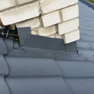 Nekvalitatīvi iestrādāti skursteņa pieslēgumi.