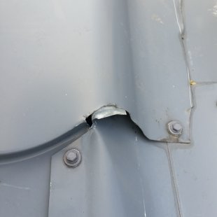 Nekvalitatīvi iestrādāti skursteņa pieslēgumi.