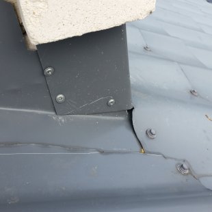 Nekvalitatīvi iestrādāti skursteņa pieslēgumi.