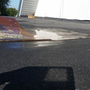 Nekvalitatīvi uzkausēts jumta segums, kā rezūltātā osb sadalījies divu gadu laikā.