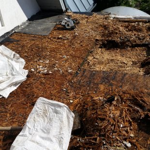 Nekvalitatīvi uzkausēts jumta segums, kā rezultātā osb sadalījies divu gadu laikā.