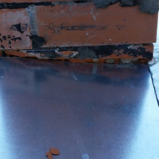 Nekvalitatīvi iestrādāti skursteņa pieslēgumi.