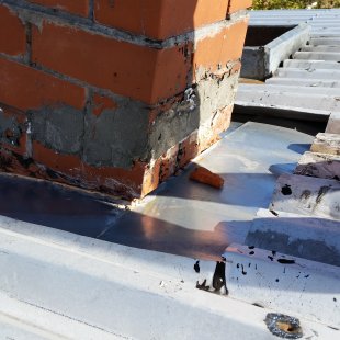 Nekvalitatīvi iestrādāti skursteņa pieslēgumi.