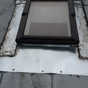 Trīs pēc kārtas pareizi iestrādāti jumta logi, jumta slīpums ap 7 grādi