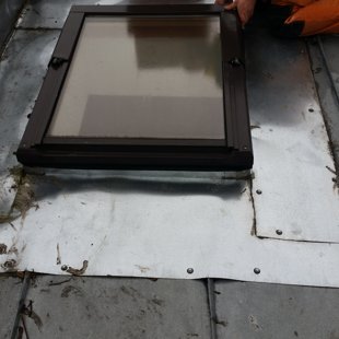 Trīs pēc kārtas pareizi iestrādāti jumta logi, jumta slīpums ap 7 grādi