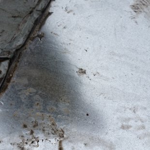 Trīs pēc kārtas pareizi iestrādāti jumta logi, jumta slīpums ap 7 grādi