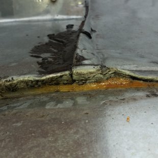 Trīs pēc kārtas pareizi iestrādāti jumta logi, jumta slīpums ap 7 grādi