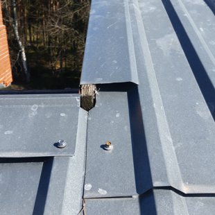 viss ūdens no vējamalas teši pa korītes caurumu tek iekšā