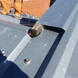 viss ūdens no vējamalas teši pa korītes caurumu tek iekšā