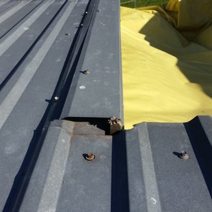 Ūdens kā tek pa jumtu, tā zem vējmalas jumta ''kārbā''