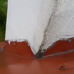 piesleguma augšējā mala nogriezta uz stūrīti un viss noziests ar silikonu kurš jau netur