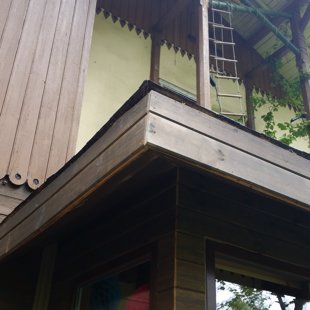 ->sprauga praktiski nav(~1cm)jumta augšā un apakša tas pats mazais ventilācijas kanāls->