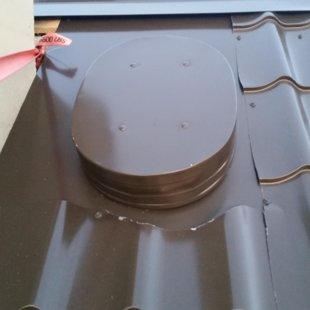 jumta lūka iestrādata zem segums un viss udens tek uz latojumu