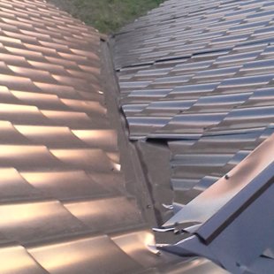 segums knapi nosedz sateku, satekas apakšdaļa paiet zem seguma