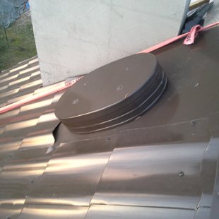 jumta lūka iestrādata zem segums un viss udens tek uz latojumu