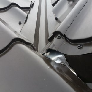 sateka apakšdaļā palaista zem seguma