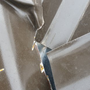 sateka apakšdaļā palaista zem seguma