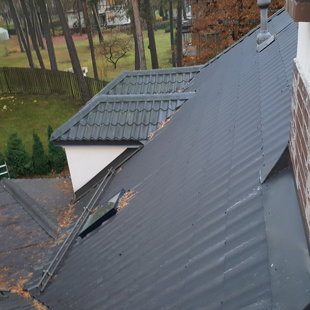 izrādās kad metāla dakstiņu var skrūvēt arī tikai viļņa augšā =D