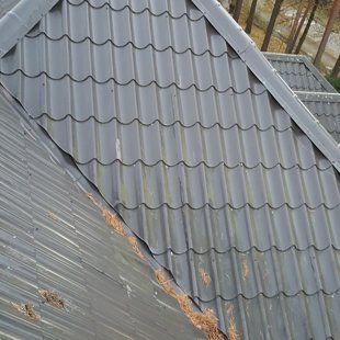 izrādās kad metāla dakstiņu var skrūvēt arī tikai viļņa augšā =D