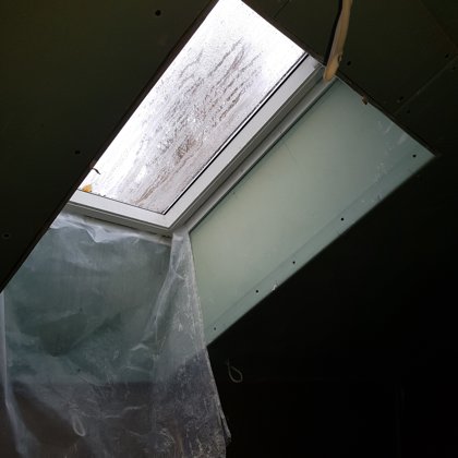 jumta loga aile nav izveidota pareizi, kā rezūltāta loga augšējā daļa būs aizsvīdusi.