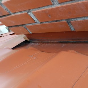 pieslēgumam uzlikta agšējā mala un tad sānu, veidojas sprauga pa kuru viss ūdens tek iekšā