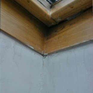 Trīs pēc kārtas pareizi iestrādāti jumta logi, jumta slīpums ap 7 grādi