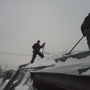 sniega un ledus tīrīšana no jumta