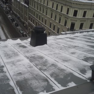 sniega un ledus tīrīšana no jumta