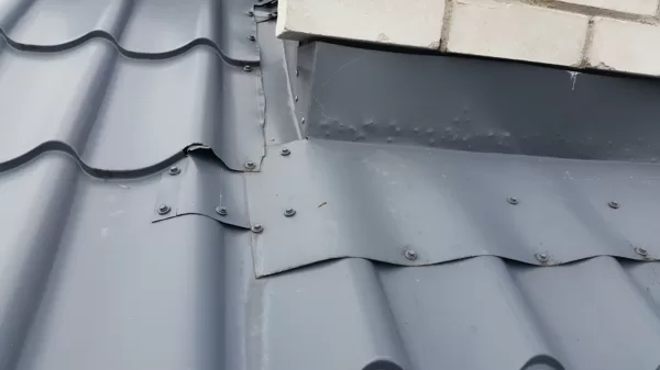 Nekvalitatīvi iestrādāti skursteņa pieslēgumi.