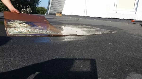 Nekvalitatīvi uzkausēts jumta segums, kā rezūltātā osb sadalījies divu gadu laikā.