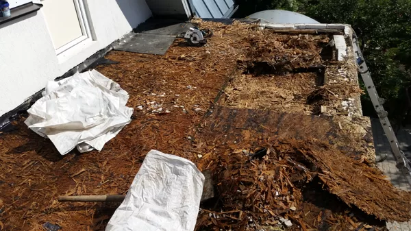Nekvalitatīvi uzkausēts jumta segums, kā rezultātā osb sadalījies divu gadu laikā.