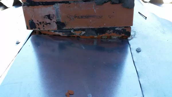 Nekvalitatīvi iestrādāti skursteņa pieslēgumi.