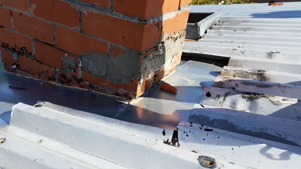Nekvalitatīvi iestrādāti skursteņa pieslēgumi.