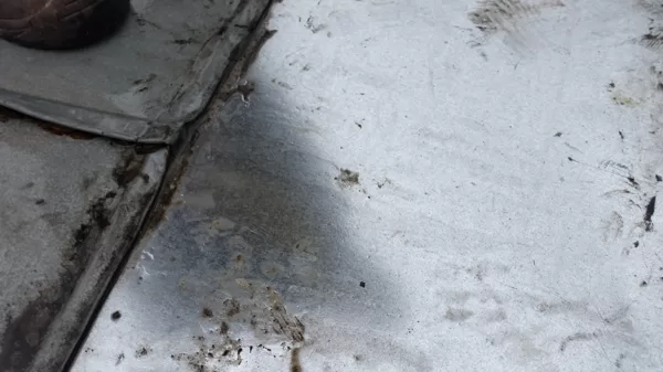 Trīs pēc kārtas pareizi iestrādāti jumta logi, jumta slīpums ap 7 grādi