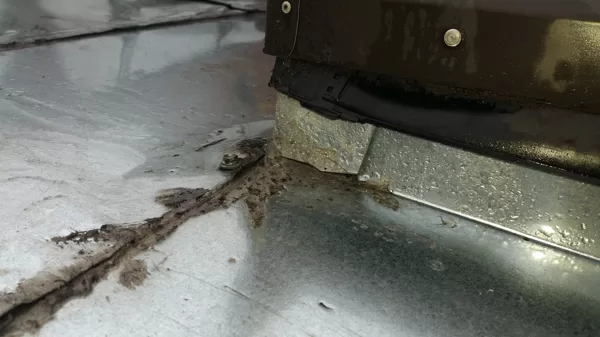 Trīs pēc kārtas pareizi iestrādāti jumta logi, jumta slīpums ap 7 grādi