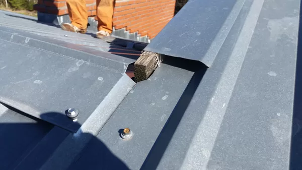 viss ūdens no vējamalas teši pa korītes caurumu tek iekšā