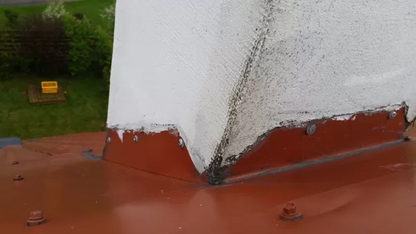 piesleguma augšējā mala nogriezta uz stūrīti un viss noziests ar silikonu kurš jau netur