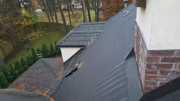 izrādās kad metāla dakstiņu var skrūvēt arī tikai viļņa augšā =D