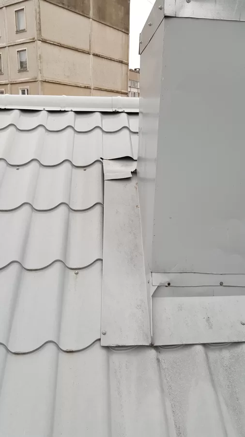 sateka iestrādāta ar ''iegriešanas'' metodi pie tam neprecīzi, kā rezūltātā paliek caurums