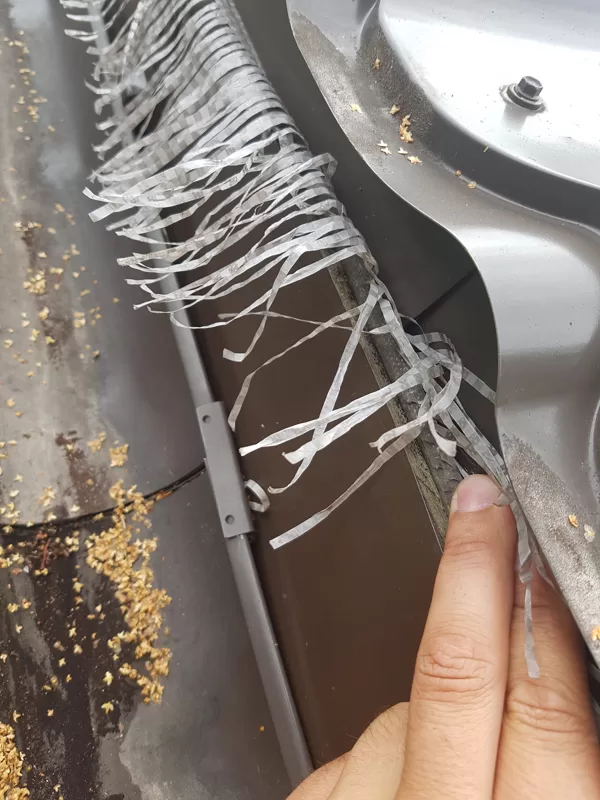 gaisa sprauga nav atstāta, lāsene neiiet notekā kā rezūltātā pūst jumta kārbas