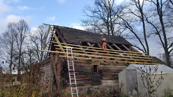 vecā seguma demontāža, jauna latojuma ieklāšana