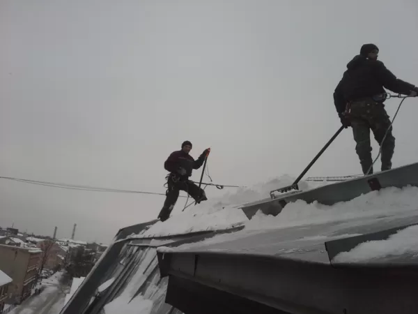 sniega un ledus tīrīšana no jumta