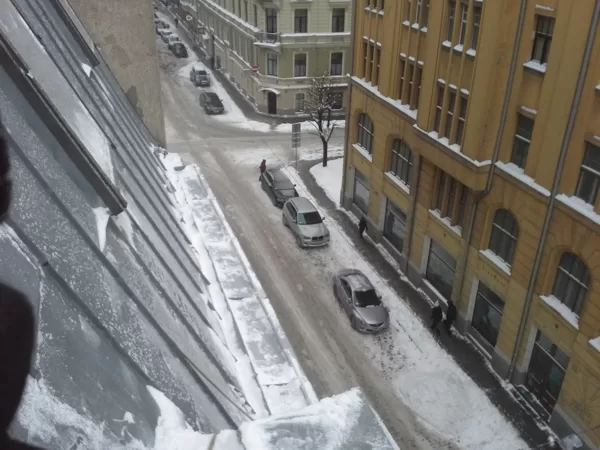 sniega un ledus tīrīšana no jumta