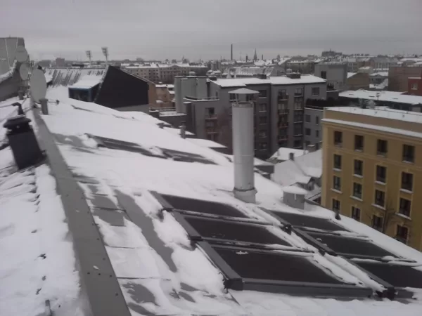 sniega un ledus tīrīšana no jumta