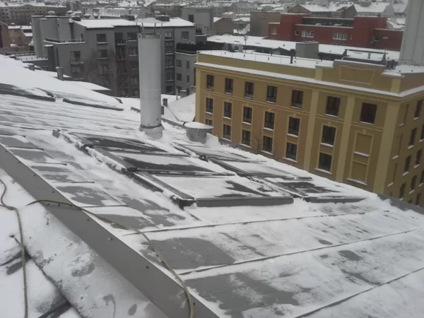 sniega un ledus tīrīšana no jumta