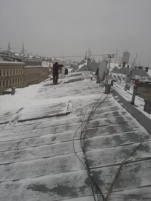 sniega un ledus tīrīšana no jumta