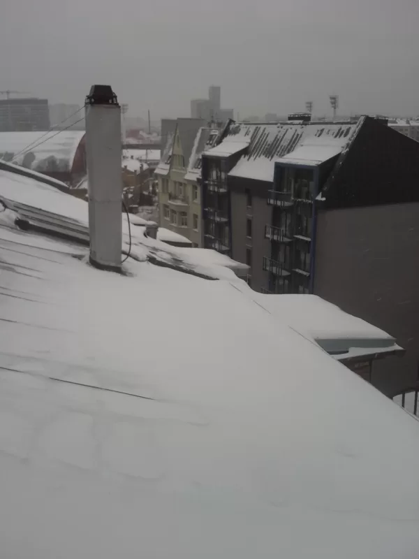 sniega un ledus tīrīšana no jumta