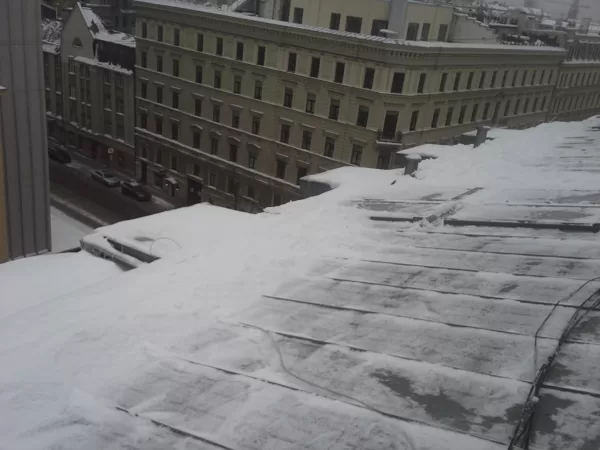 sniega un ledus tīrīšana no jumta