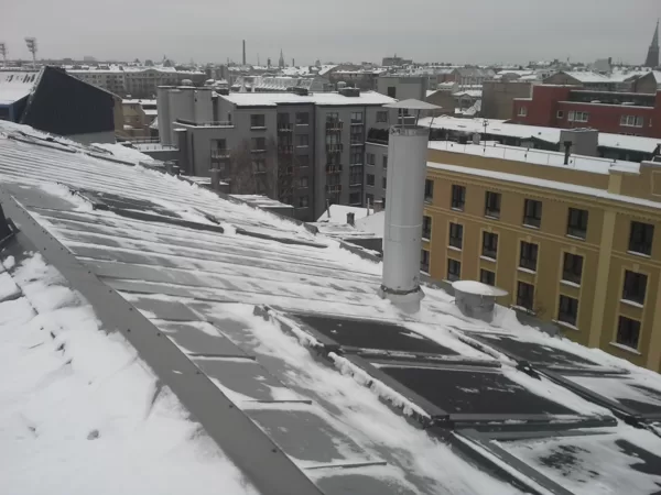 sniega un ledus tīrīšana no jumta