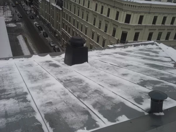 sniega un ledus tīrīšana no jumta